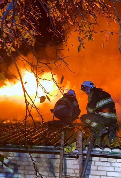 Визволили з вогняної пастки: на Київщині пожежники врятували життя двох пенсіонерів Визволили з вогняної пастки: на Київщині пожежники врятували життя двох пенсіонерів