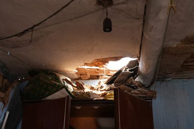 Зруйнований дах та стіни: як на Черкащині ліквідовують наслідки падіння "шахеда" Зруйнований дах та стіни: як на Черкащині ліквідовують наслідки падіння "шахеда"