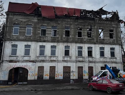 Вигорілий дах, вибиті вікна, пошкоджена історична будівля: що відбувається на місці удару по Дніпру Вигорілий дах, вибиті вікна, пошкоджена історична будівля: що відбувається на місці удару по Дніпру