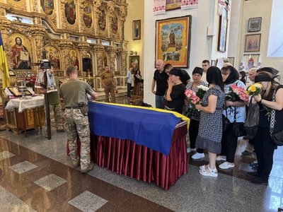 У Полтаві прощаються з Тамарою Пивовар, яка загинула після обстрілу ТЦК У Полтаві прощаються з Тамарою Пивовар, яка загинула після обстрілу ТЦК