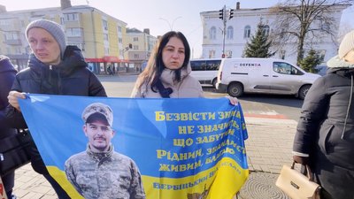"Не мовчи! Полон вбиває": у Прилуках вперше відбулася акція на підтримку полонених та зниклих безвісти "Не мовчи! Полон вбиває": у Прилуках вперше відбулася акція на підтримку полонених та зниклих безвісти