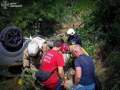 На Одещині автівка з'їхала в кювет і перекинулася: травмувались жінка та дитина На Одещині автівка з'їхала в кювет і перекинулася: травмувались жінка та дитина