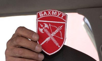 Волонтер із Черкас збирає шеврони з фронту Волонтер із Черкас збирає шеврони з фронту