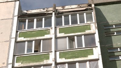 Тріщини, патьоки на стінах та недороблені відкоси: який вигляд після ремонту має будинок на Чорновола у Чернігові Тріщини, патьоки на стінах та недороблені відкоси: який вигляд після ремонту має будинок на Чорновола у Чернігові