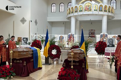 Виставили у соборі для загального вшанування: до Києва доставили останки лідера ОУН Андрія Мельника та його дружини Виставили у соборі для загального вшанування: до Києва доставили останки лідера ОУН Андрія Мельника та його дружини