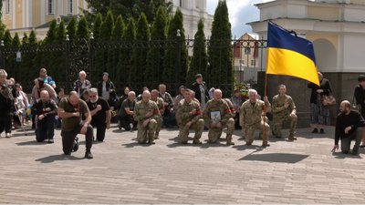 У Луцьку попрощалися з батьком чотирьох дітей, який загинув під час обстрілу на Донеччині У Луцьку попрощалися з батьком чотирьох дітей, який загинув під час обстрілу на Донеччині
