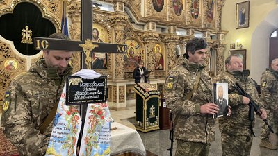 Загинув на Донеччині: у Полтаві попрощалися із солдатом Русланом Островським Загинув на Донеччині: у Полтаві попрощалися із солдатом Русланом Островським
