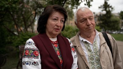 На рядні зі знищеного села вишили "стійкість": до Дня вишиванки у Чернігові влаштували перформанс На рядні зі знищеного села вишили "стійкість": до Дня вишиванки у Чернігові влаштували перформанс