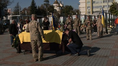 Повномасштабну війну зустрів на Луганщині. З 57-річним військовим Віктором Лєніком попрощалися у Рівному Повномасштабну війну зустрів на Луганщині. З 57-річним військовим Віктором Лєніком попрощалися у Рівному