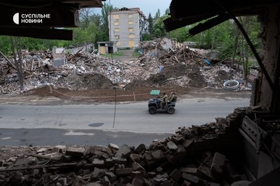 Військові на квадроциклі проїжджають повз зруйновані будинки внаслідок російських бомбардувань із застосуванням КАБ-1500 в центрі Словʼянська, 13 травня 2026 року Військові на квадроциклі проїжджають повз зруйновані будинки внаслідок російських бомбардувань із застосуванням КАБ-1500 в центрі Словʼянська, 13 травня 2026 року