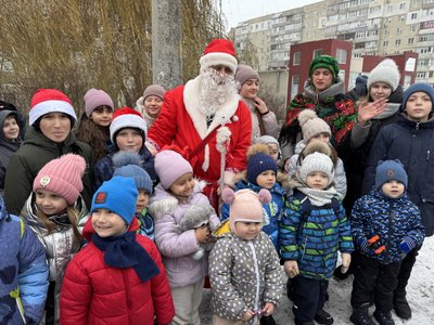 "Солодкі маршрути". У сумських тролейбусах дітей вітали зі святом Миколая "Солодкі маршрути". У сумських тролейбусах дітей вітали зі святом Миколая