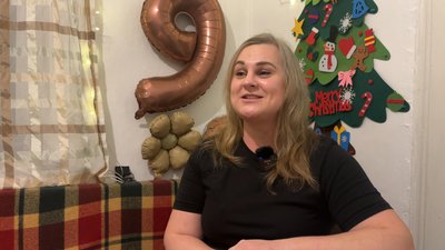 Вимушена переселенка з Київщини відновила домашню ковбасну справу на Хмельниччині