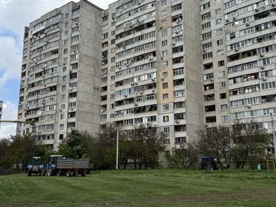 Багатоповерхівка у Салтівському районі Харкова, яка зазнала пошкоджень внаслідок російського удару, 14 травня 2026 року Багатоповерхівка у Салтівському районі Харкова, яка зазнала пошкоджень внаслідок російського удару, 14 травня 2026 року