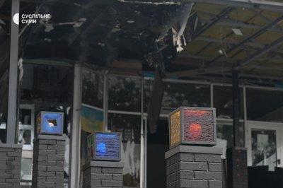 Російський БпЛА влучив у торгово-розважальний центр у Сумах Російський БпЛА влучив у торгово-розважальний центр у Сумах
