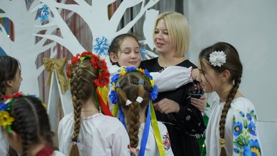 Гурт ONUKA виступив у вінницькому ліцеї: співали старовинну колядку разом із дітьми Гурт ONUKA виступив у вінницькому ліцеї: співали старовинну колядку разом із дітьми