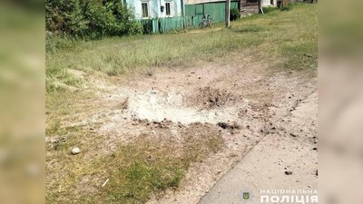 Росіяни з дрона та артилерії атакували два села в прикордонні Чернігівщини: поранені двоє людей Росіяни з дрона та артилерії атакували два села в прикордонні Чернігівщини: поранені двоє людей