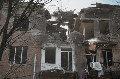 РФ вдарила ракетою по п'ятиповерхівці у Немишлянському районі Харкова РФ вдарила ракетою по п'ятиповерхівці у Немишлянському районі Харкова