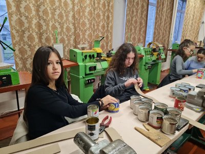 Понад 5 тисяч окопних свічок за 4 роки: старшокласники ліцею №24 Житомира допомагають ЗСУ Понад 5 тисяч окопних свічок за 4 роки: старшокласники ліцею №24 Житомира допомагають ЗСУ