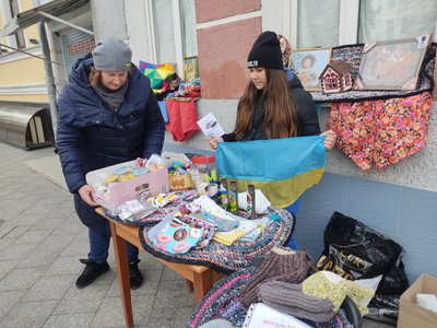 Вогняне шоу та ярмарок-продаж: у Житомирі збирали гроші на автомобіль швидкої допомоги для воїнів-рятувальників Вогняне шоу та ярмарок-продаж: у Житомирі збирали гроші на автомобіль швидкої допомоги для воїнів-рятувальників