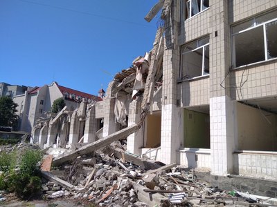 Ліцей у Житомирі після авіаудару росіян, здійсненого 4 березня 2022 року Ліцей у Житомирі після авіаудару росіян, здійсненого 4 березня 2022 року