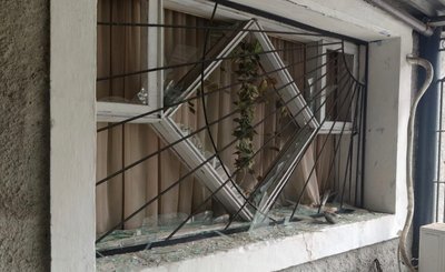 Вибито вікно внаслідки атаки "Молнії" Вибито вікно внаслідки атаки "Молнії"