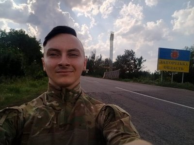 "Men azatlıq tarafını aldım": Ukrayina içün küreşken Kuban kazakınıñ ikâyesi "Men azatlıq tarafını aldım": Ukrayina içün küreşken Kuban kazakınıñ ikâyesi