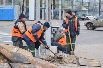 В Оболонському районі Києва відновлюють світлофори, пошкоджені після ракетної атаки РФ В Оболонському районі Києва відновлюють світлофори, пошкоджені після ракетної атаки РФ