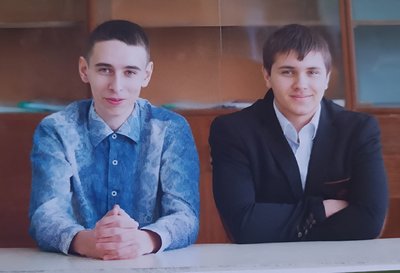 Дмитро Шелюг з однокласником за партою Дмитро Шелюг з однокласником за партою