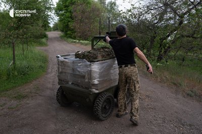 Боєць роти НРК протирає камеру "Рисі" перед тим, як він вирушить на небезпечну ділянку фронту. Донеччина, травень 2026 року Боєць роти НРК протирає камеру "Рисі" перед тим, як він вирушить на небезпечну ділянку фронту. Донеччина, травень 2026 року