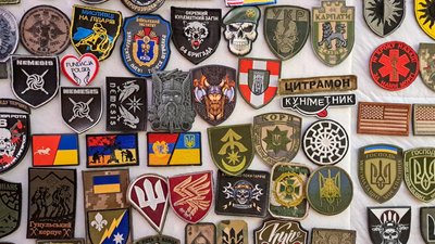 волонтерський хаб "Всі поруч" колекція шевронів прапорів Краматорськ Донецька 4 грудня 2024 рік волонтерський хаб "Всі поруч" колекція шевронів прапорів Краматорськ Донецька 4 грудня 2024 рік