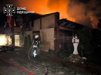 Понад 10 житлових будинків пошкоджено через нічну атаку РФ на Одещину Понад 10 житлових будинків пошкоджено через нічну атаку РФ на Одещину