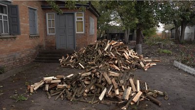 "Вперше топитимемо піч": переселенці на Черкащині отримали дрова "Вперше топитимемо піч": переселенці на Черкащині отримали дрова