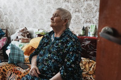 Клавдія Лисенко сидить у своїй кімнаті в Шевченковому Клавдія Лисенко сидить у своїй кімнаті в Шевченковому
