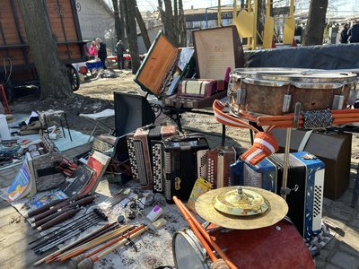 Чоловік реставрує та продає музичні інструменти на "барахолці", березень 2026 року, Хмельницький Чоловік реставрує та продає музичні інструменти на "барахолці", березень 2026 року, Хмельницький