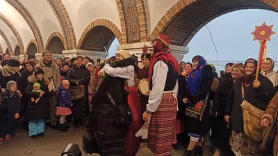 Щедрівки у метро "Золоті ворота" Щедрівки у метро "Золоті ворота"