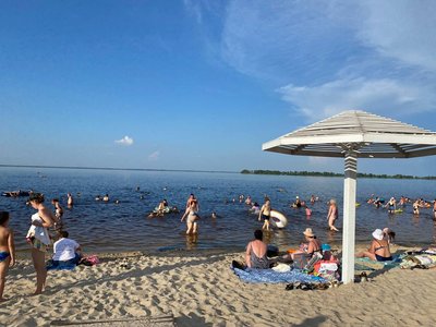 Люди відпочивають біля води Люди відпочивають біля води