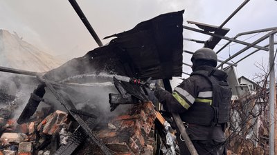 Рятувальник гасить пожежу на місці влучання в Основ'янському районі Рятувальник гасить пожежу на місці влучання в Основ'янському районі
