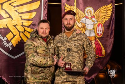 Олег Апостол відзначив десантників житомирської 95-ї бригади: військовим вручили шеврони та відзнаки Олег Апостол відзначив десантників житомирської 95-ї бригади: військовим вручили шеврони та відзнаки