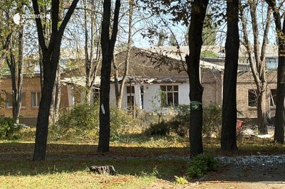Пошкоджені будинки, гімназії і медзаклад: у кількох районах Києва зафіксовані падіння уламків через удар РФ Пошкоджені будинки, гімназії і медзаклад: у кількох районах Києва зафіксовані падіння уламків через удар РФ