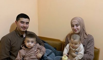 25-річна кримська татарка Еміне Зекеряєва з чоловіком та дітьми 25-річна кримська татарка Еміне Зекеряєва з чоловіком та дітьми