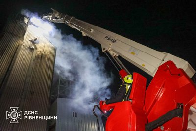 Горіла сушарка елеватора на Рівненщині: рятувальники ліквідовували загоряння понад 12 годин Горіла сушарка елеватора на Рівненщині: рятувальники ліквідовували загоряння понад 12 годин