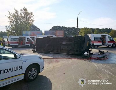 ДТП на Житомирщині: рейсовий мікроавтобус зіткнувся з кросовером, є загибли ДТП на Житомирщині: рейсовий мікроавтобус зіткнувся з кросовером, є загибли