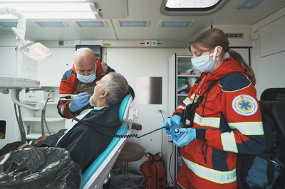 Стоматолог лікує зуби пацієнту на Харківщині Стоматолог лікує зуби пацієнту на Харківщині