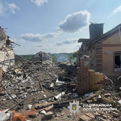 Росія вдарила ФАБ-1500 по Куп'янську: під удар потрапила станція "швидкої", поранена жінка Росія вдарила ФАБ-1500 по Куп'янську: під удар потрапила станція "швидкої", поранена жінка