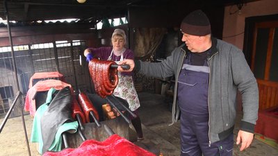 Рецепту понад 200 років: на Хмельниччині печуть великодню ковбасу в бочках на вишневих дровах