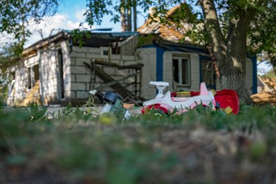 "Летить і не знаєш куди": як живуть в Орлах на Дніпропетровщині під атаками КАБів та дронів "Летить і не знаєш куди": як живуть в Орлах на Дніпропетровщині під атаками КАБів та дронів