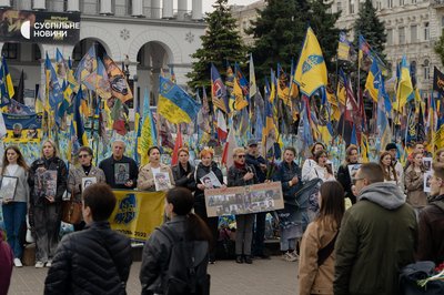 На Хрещатику зупинили рух, щоб вшанувати пам'ять загиблих військових На Хрещатику зупинили рух, щоб вшанувати пам'ять загиблих військових