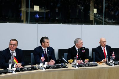 Міністр оборони Німеччини Борис Пісторіус (ліворуч), міністр оборони США Піт Хегсет (другий зліва) та міністр оборони Великої Британії Джон Гілі (праворуч) у Брюсселі Міністр оборони Німеччини Борис Пісторіус (ліворуч), міністр оборони США Піт Хегсет (другий зліва) та міністр оборони Великої Британії Джон Гілі (праворуч) у Брюсселі