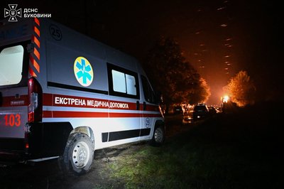 Автомобілі надзвичайних служб на обʼєкті енергетики, який уразив реактивний безпілотник на Буковині Автомобілі надзвичайних служб на обʼєкті енергетики, який уразив реактивний безпілотник на Буковині