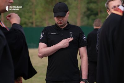 Голова ОП Кирило Буданов під час церемонії перепоховання останків першого голови Організації українських націоналістів (ОУН), полковника Євгена Коновальця на Національному військовому кладовищі на Київщині, 18 серпня 2026 року Голова ОП Кирило Буданов під час церемонії перепоховання останків першого голови Організації українських націоналістів (ОУН), полковника Євгена Коновальця на Національному військовому кладовищі на Київщині, 18 серпня 2026 року